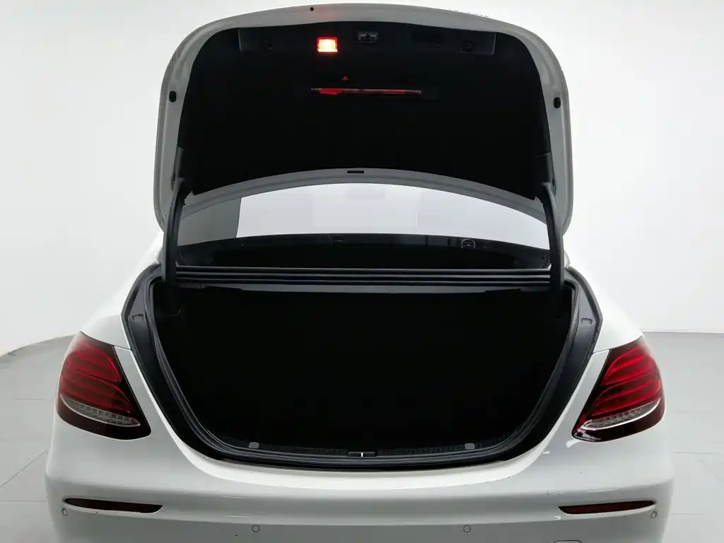 Photo 16 - Mercedes-Benz E-Class