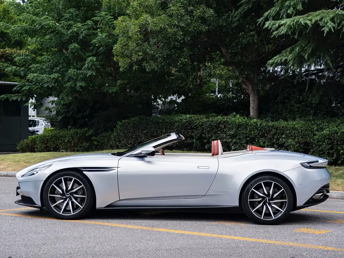 Фото 4 - Aston Martin DB11