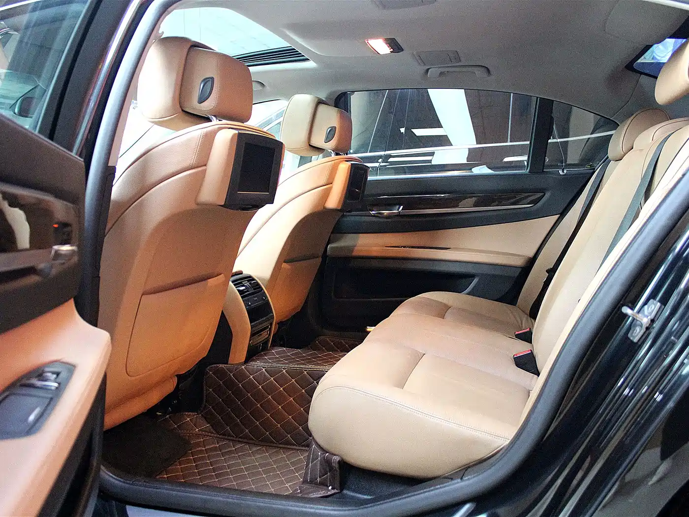 BMW 7 Series 2009 730Li Leading фото 7