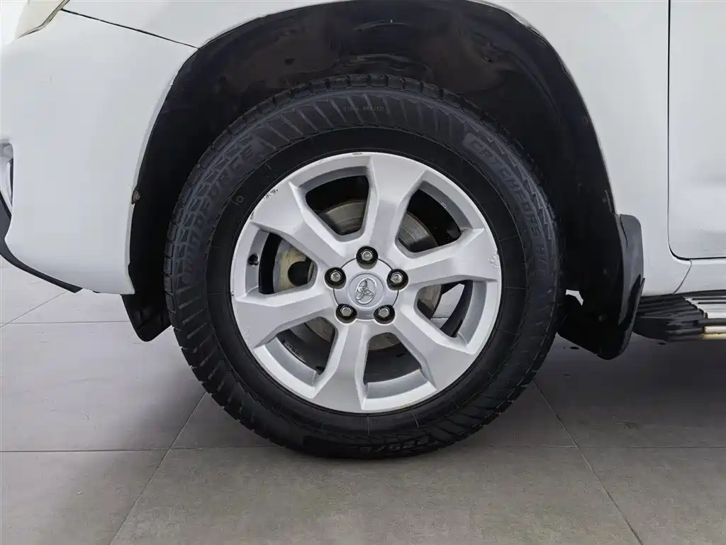 Toyota RAV4 Rongfang 2010 2.0L Automatic Luxury Upgrade Edition фото 17