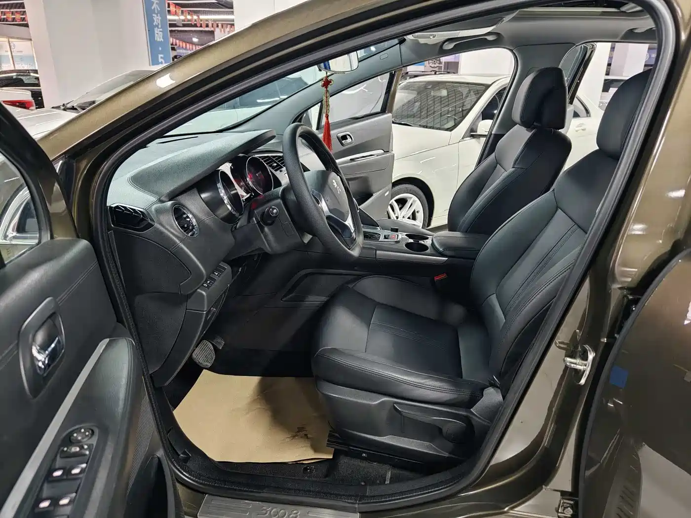 Peugeot 3008 2016 2.0L Automatic Standard Edition фото 5