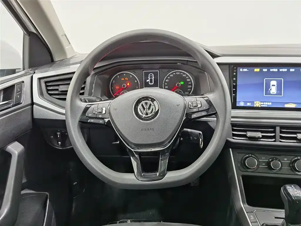 Volkswagen Polo 2019 Plus 1.5L Automatic Panorama Enjoyment Edition фото 11