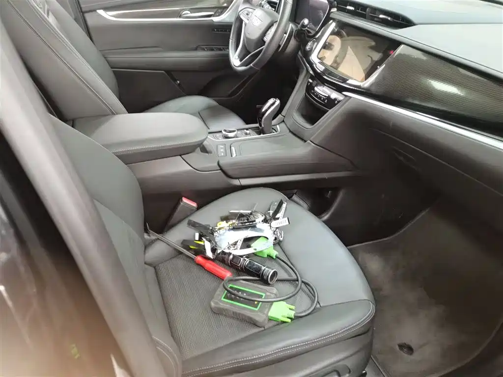 CADILLAC XT6