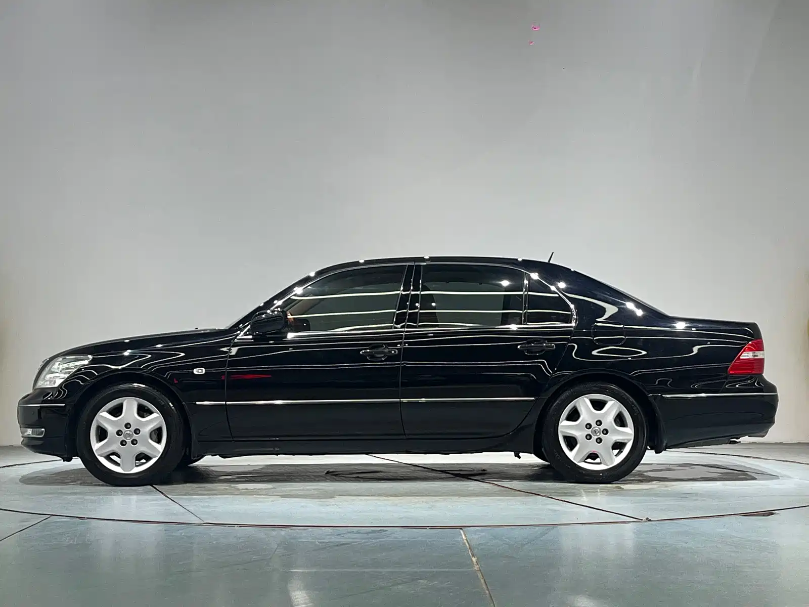 Фото 22 - Lexus LS