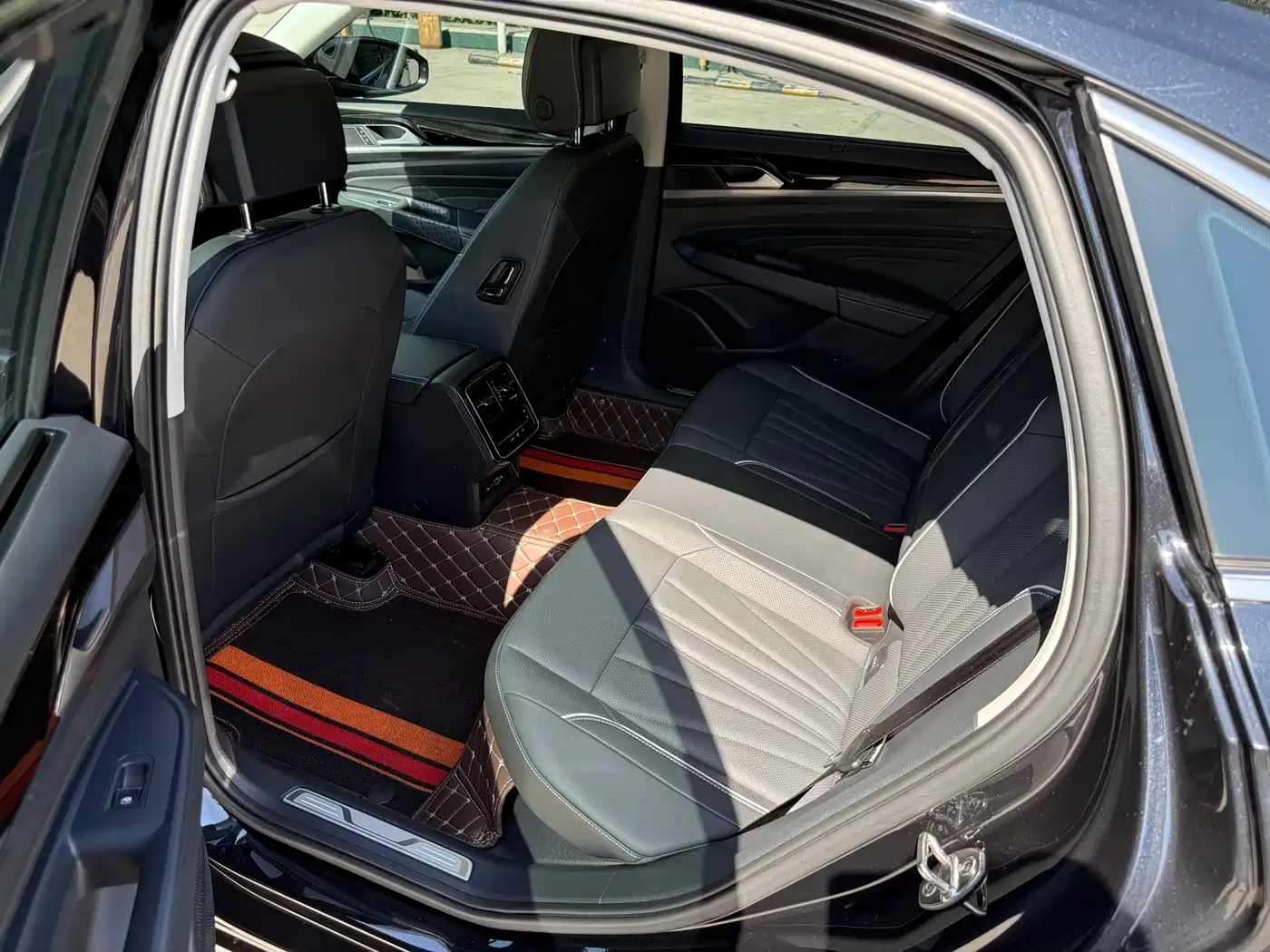 Volkswagen Passat 2024 380TSI Luxury фото 9