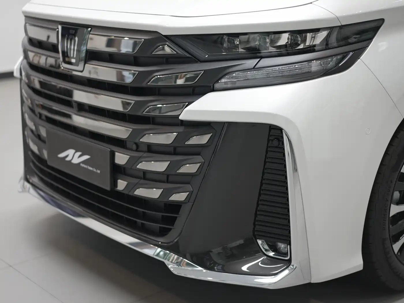 Toyota Vellfire 2024 Crown Hybrid 2.5L Executive Premium Edition фото 8