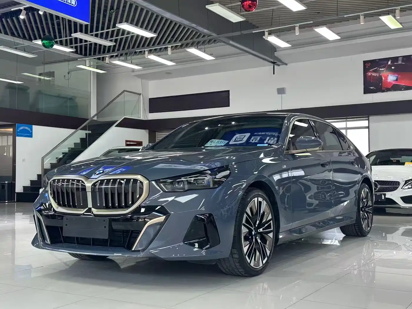 BMW 5 Series 2024 530Li Premium M Sport Package фото 3