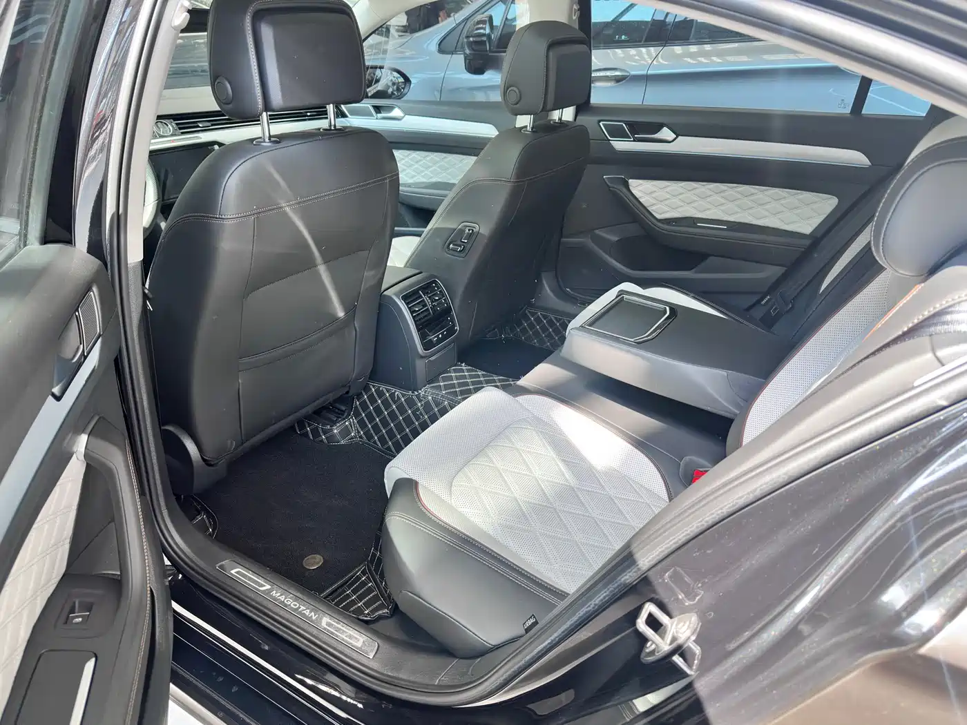 Volkswagen Magotan 2023 Model 2 Million Commemorative Edition 330TSI DSG Luxury фото 9