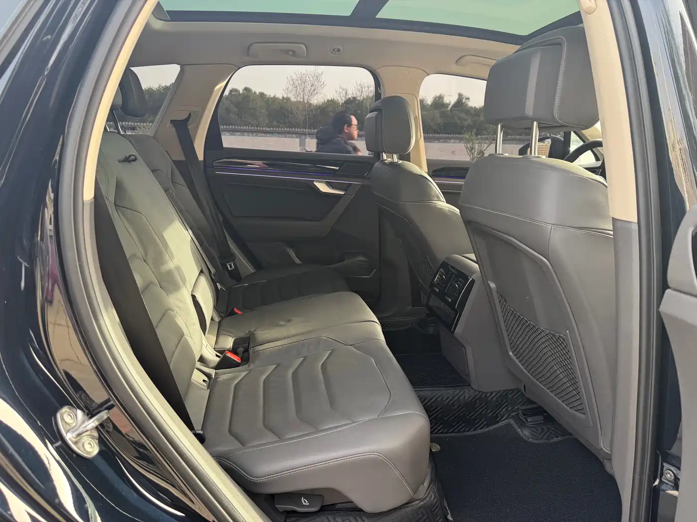 Volkswagen Touareg 2021 3.0TSI Sharp Edition with Gloss Black Sports Package фото 7