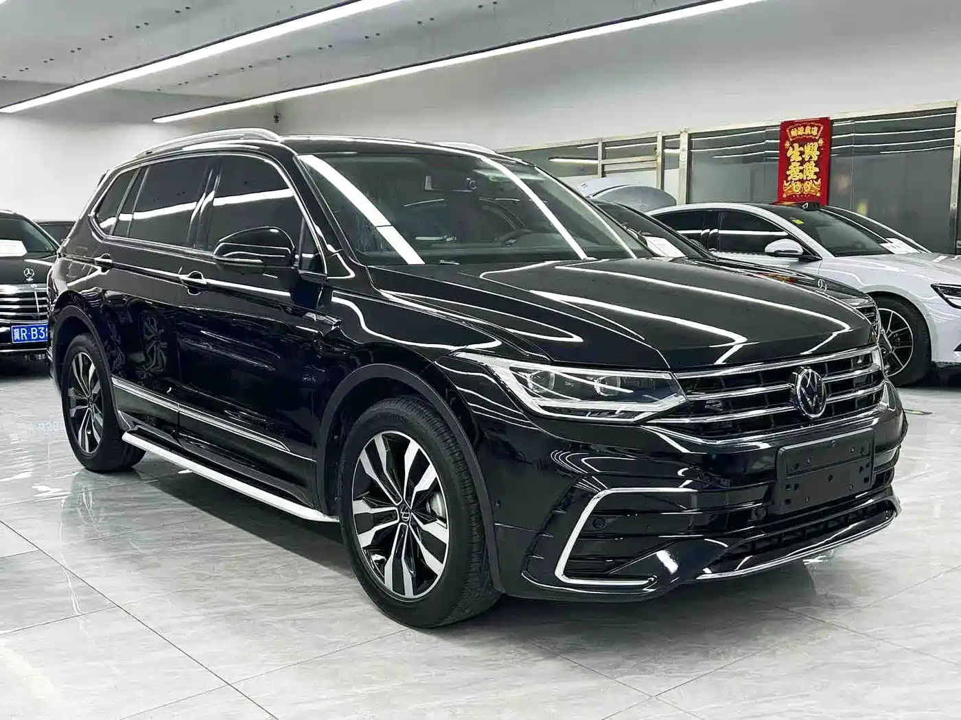 Volkswagen Tiguan L 2024 330TSI Automatic 2WD R-Line Premium Enjoyment Edition фото 3