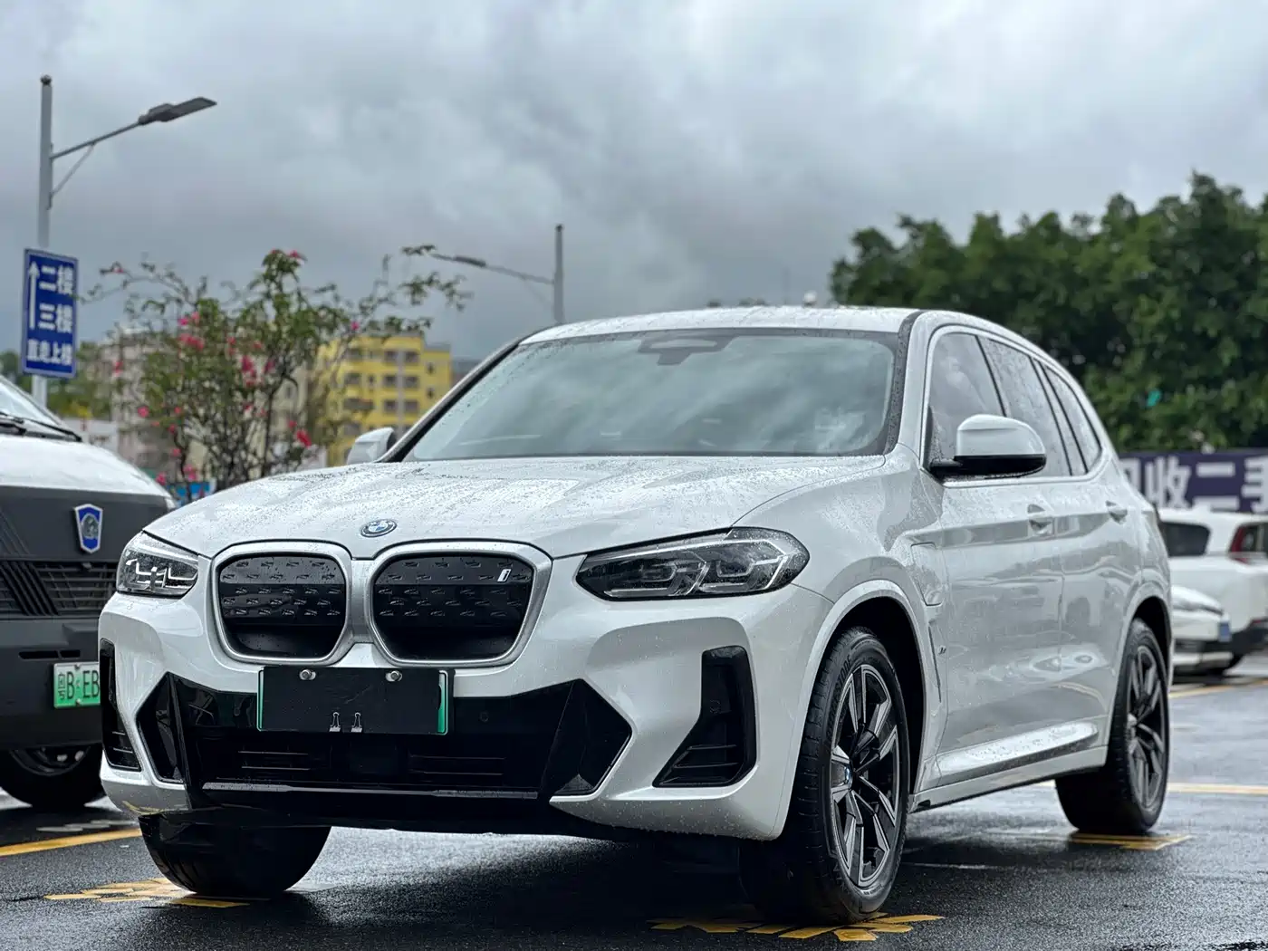 BMW iX3 2024 Leading Edition