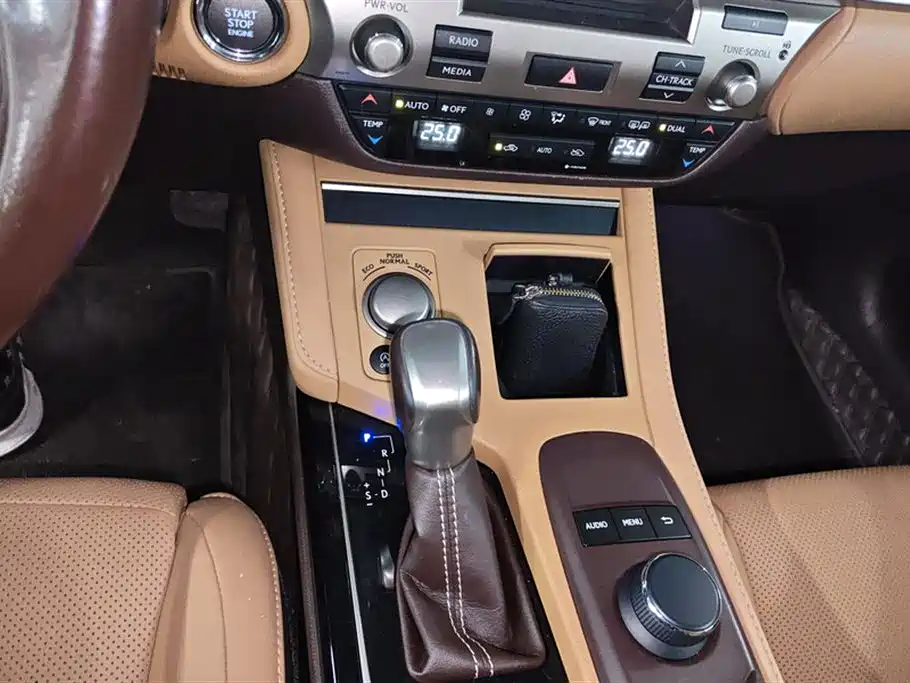 Lexus ES 2015 200 Elite Edition фото 16