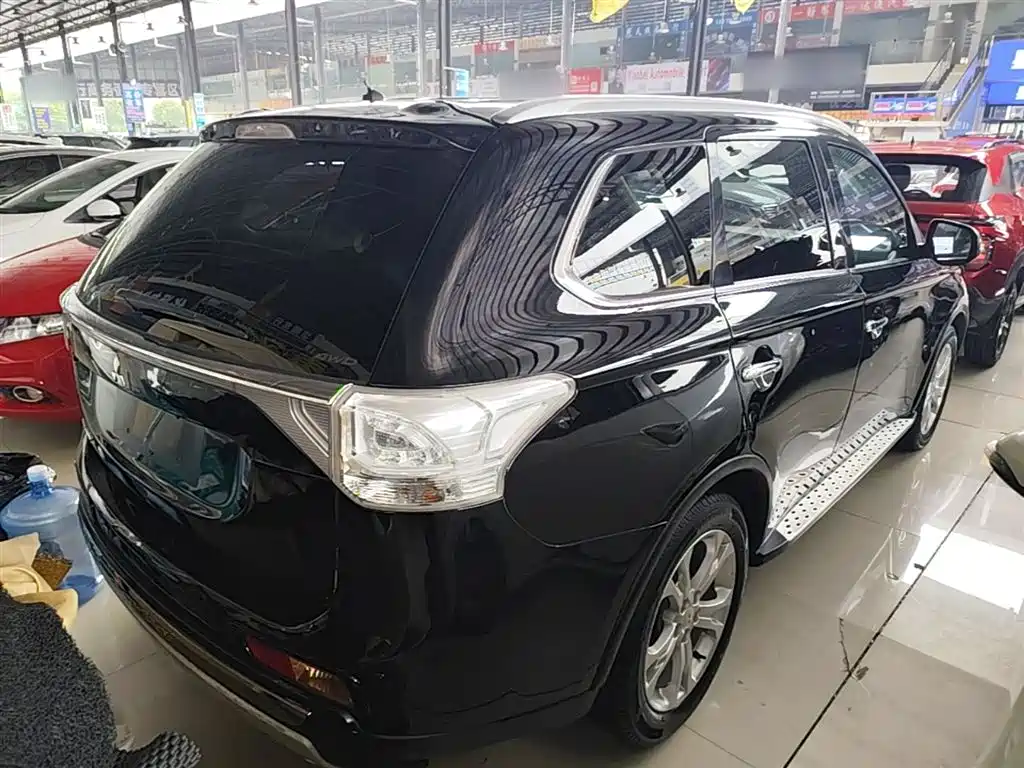 Mitsubishi Outlander (Import) 2014 2.4L 4WD Luxury Value Edition 5-seater фото 7