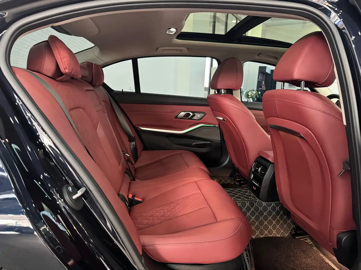 BMW 3 Series 2025 330Li M Sport Night Edition фото 9