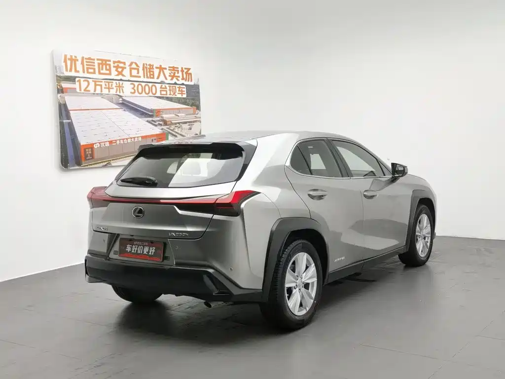 Фото 2 - Lexus UX