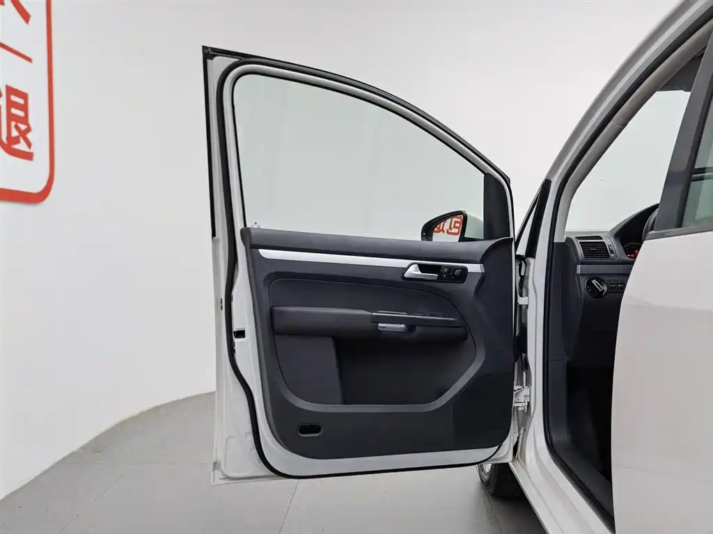 Volkswagen Touran 2015 1.4T Manual Trend Edition 5-seater фото 8
