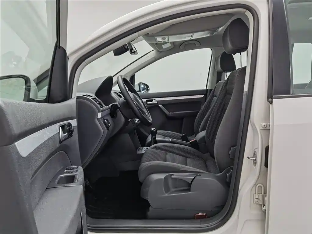Volkswagen Touran 2015 1.4T Manual Trend Edition 5-seater фото 10