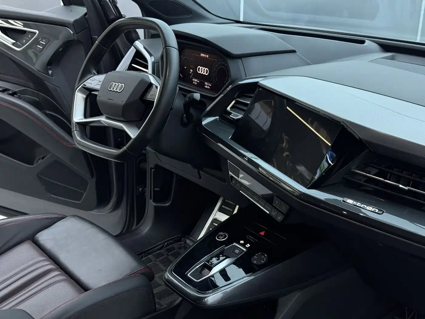 Audi Q5 e-tron 2022 40 e-tron Starlight Edition Mecha Suit Sun Chaser Version фото 19