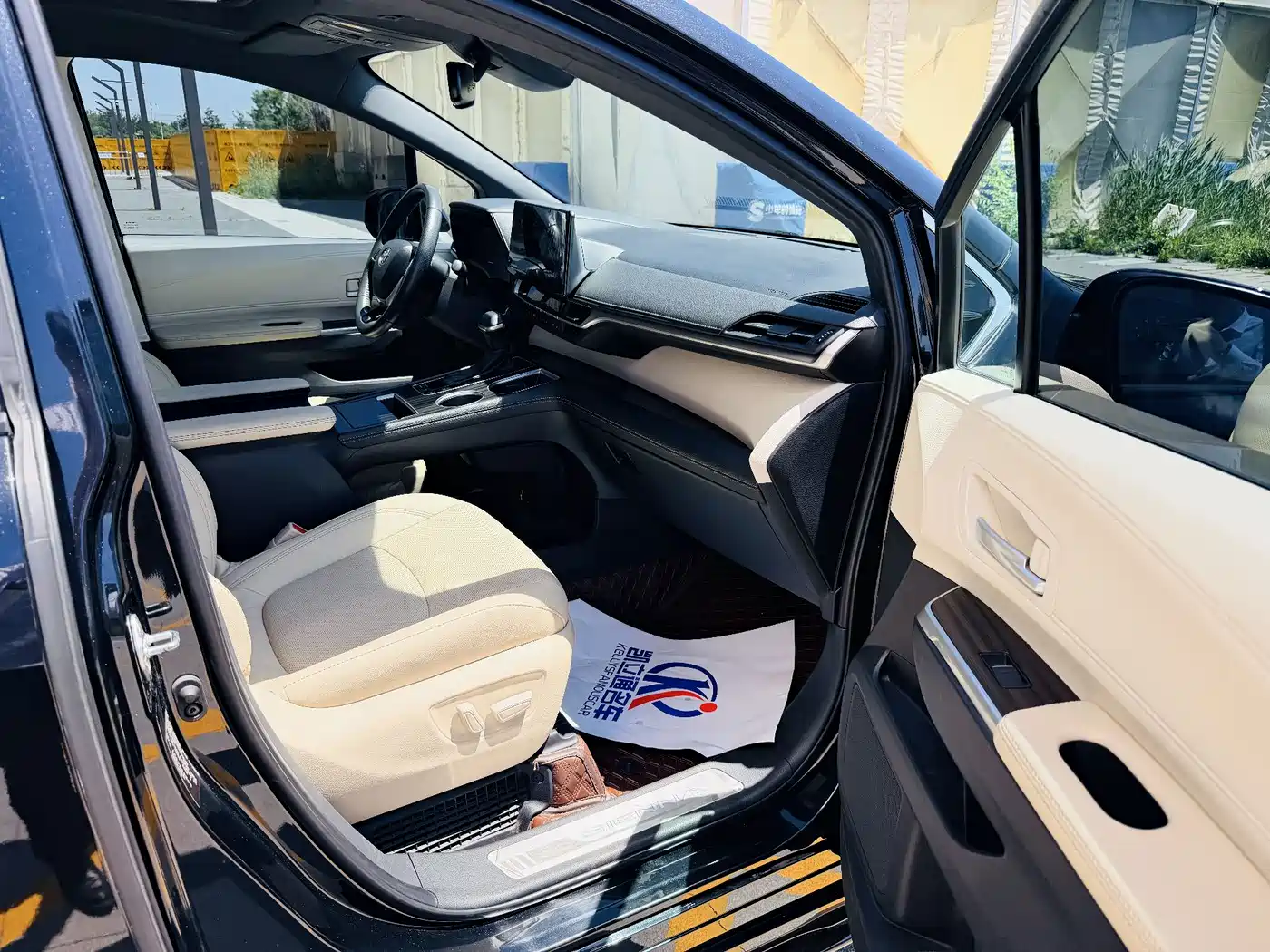 Toyota Sienna 2021 2.5L Hybrid Premium Edition фото 13