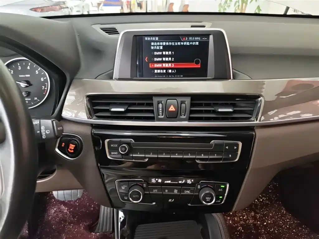 BMW X1 2018 sDrive18Li Premium Model фото 13