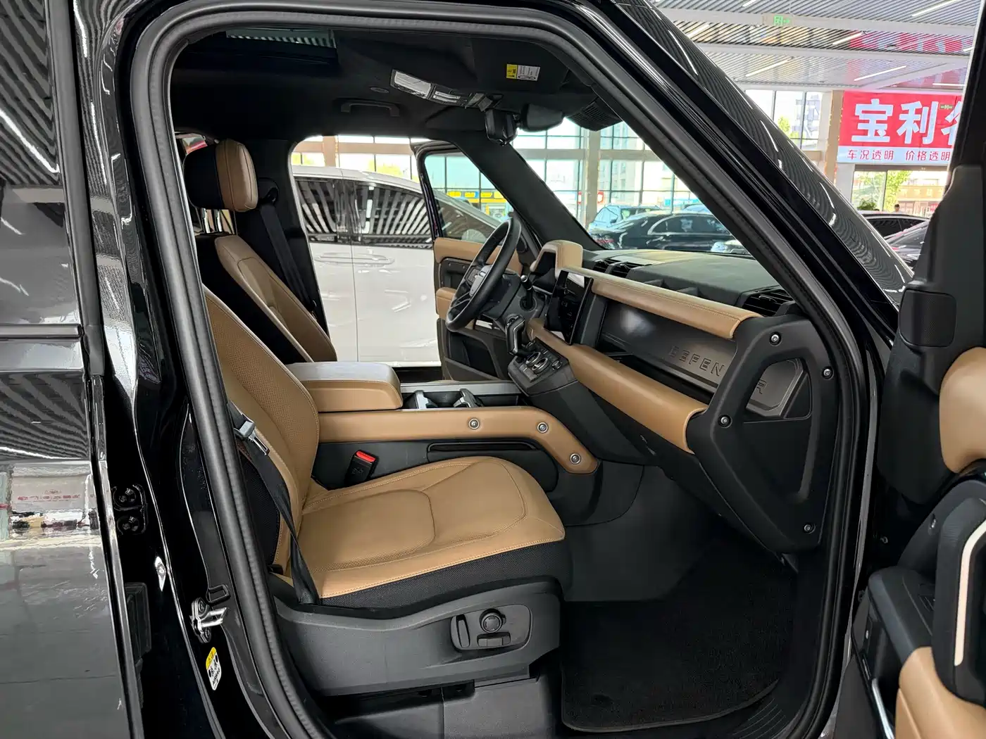 Land Rover Defender 2025 110 3.0T P400 -Dynamic HSE фото 10