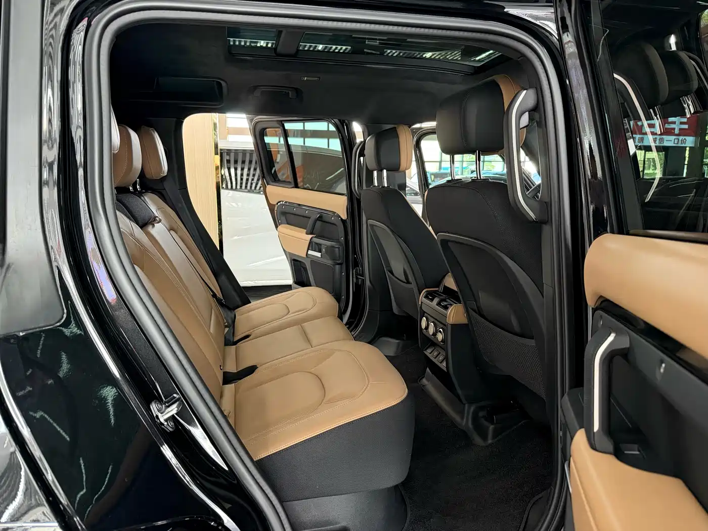 Land Rover Defender 2025 110 3.0T P400 -Dynamic HSE фото 12