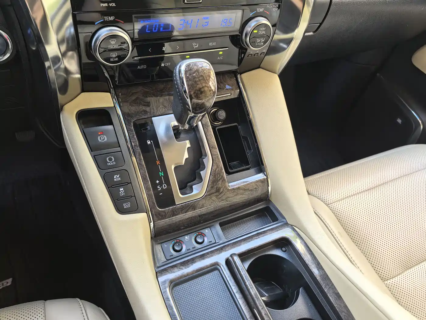 Toyota Alphard 2021 Hybrid 2.5L Premium фото 26