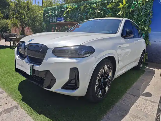 BMW iX3 2025