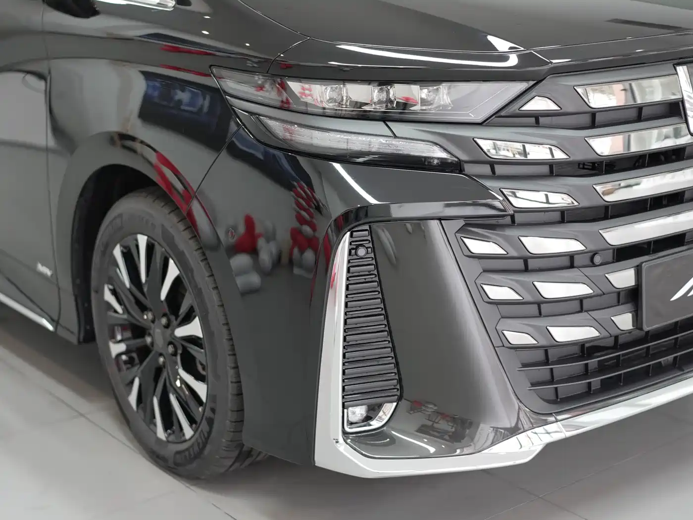 Toyota Vellfire 2024 Crown Hybrid 2.5L Premium Edition фото 2
