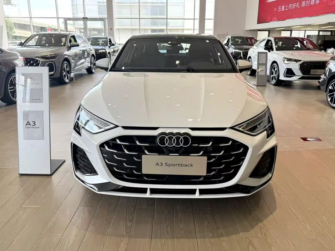 Audi A3 2025 Facelift Sportback 35TFSI Flying Spur Premium фото 2