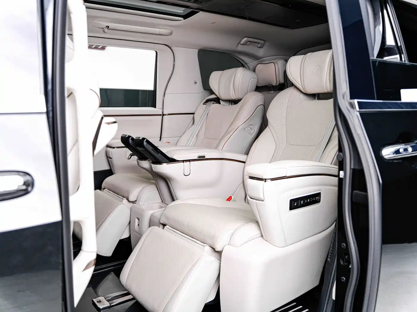 Lexus LM 2025 Model 500h Six-Seater Prestige Edition фото 22