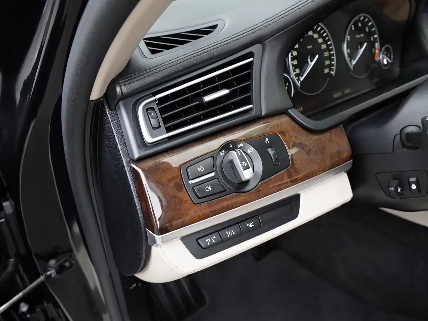 BMW 7 Series 2010 760Li фото 19