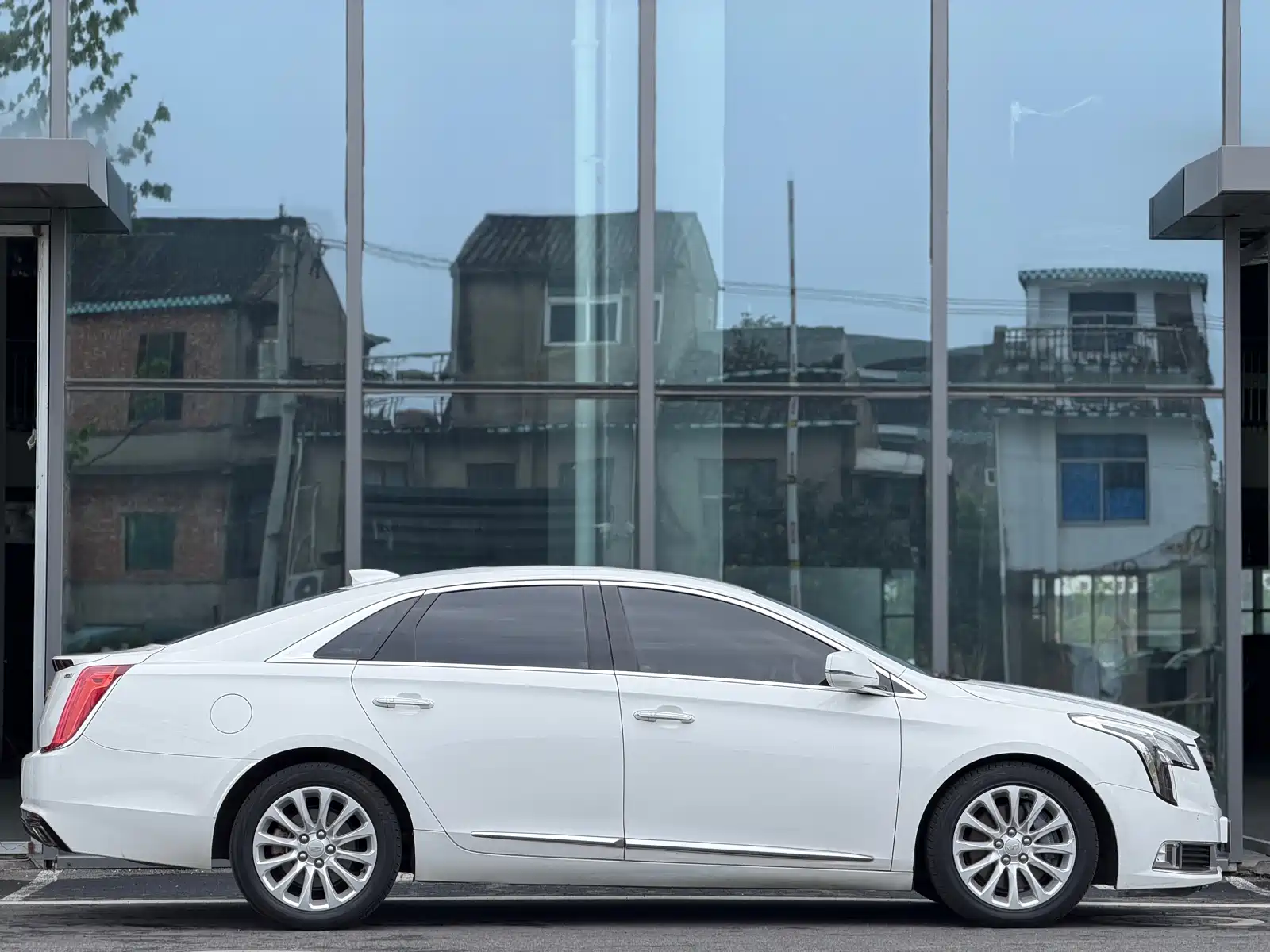 صورة 3 - Cadillac XTS