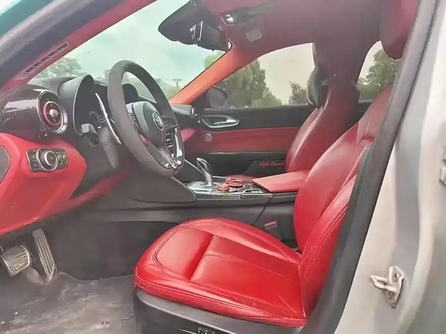Alfa Romeo Giulia 2017 2.0T 280HP Luxury Edition фото 14