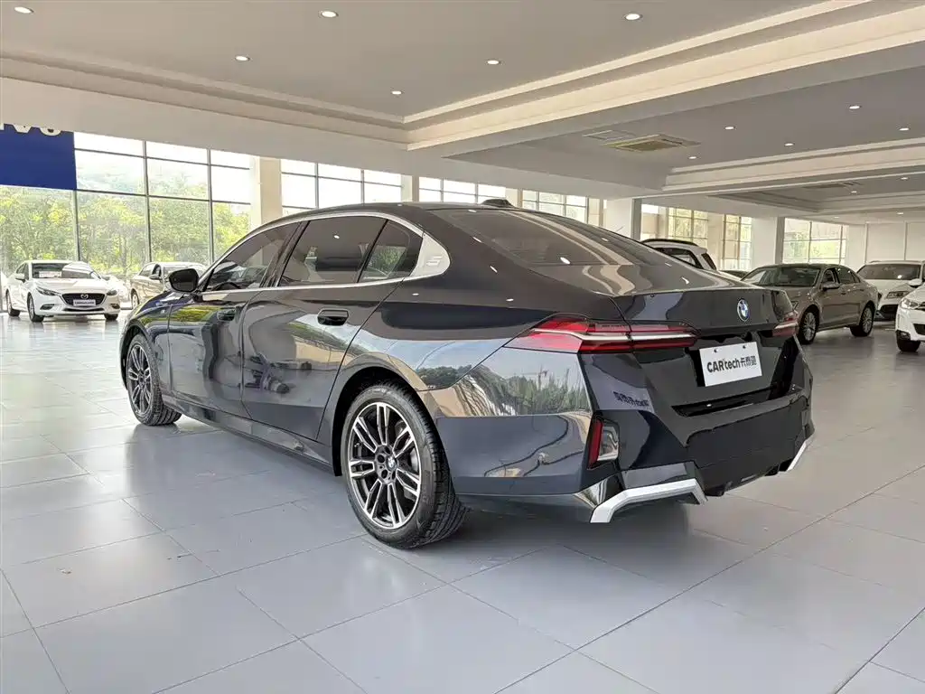 BMW 5 Series 2025 530Li Leading M Sport Package фото 6