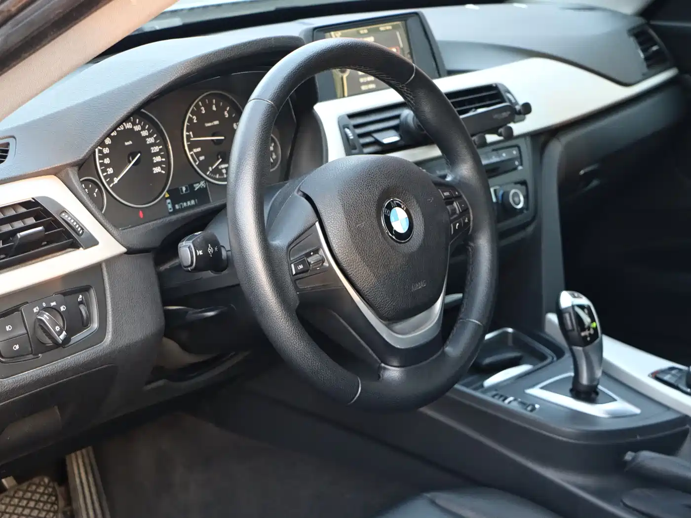 BMW 3 Series GT 2013 Model 320i Leading фото 24