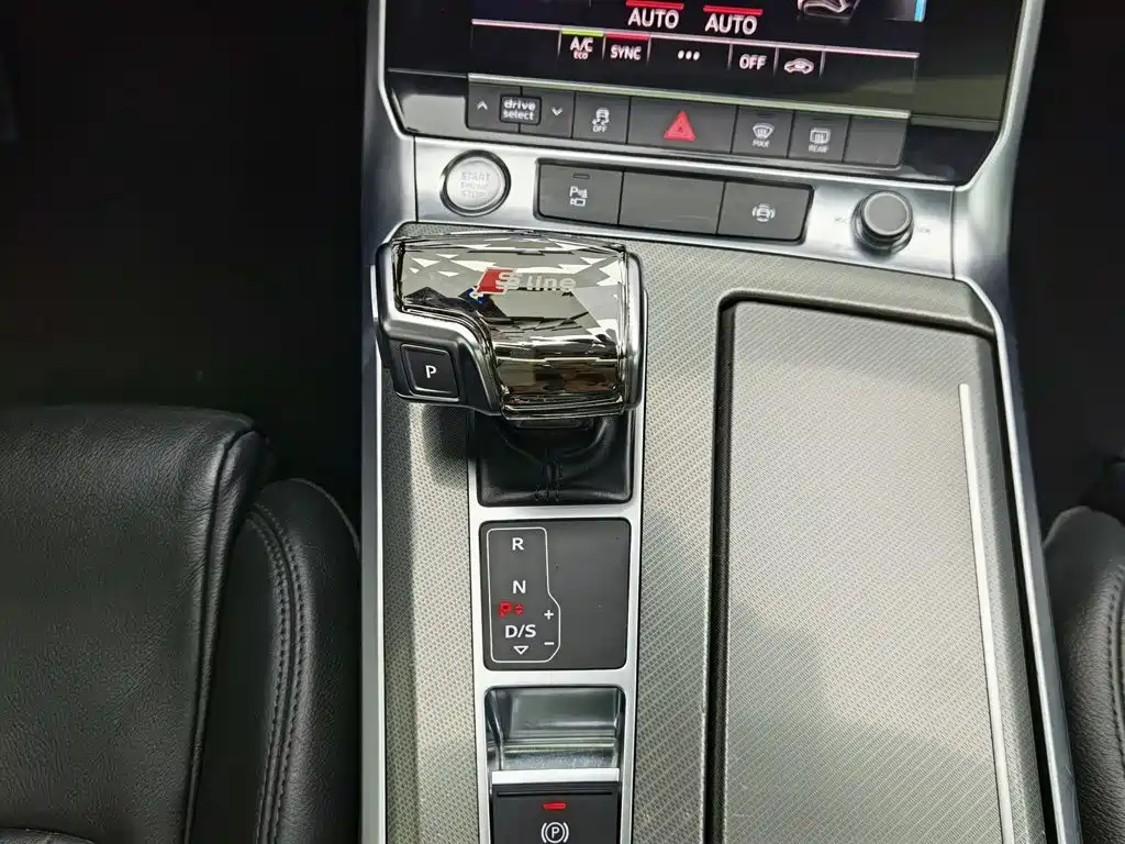 Фото 13 - Audi A6L