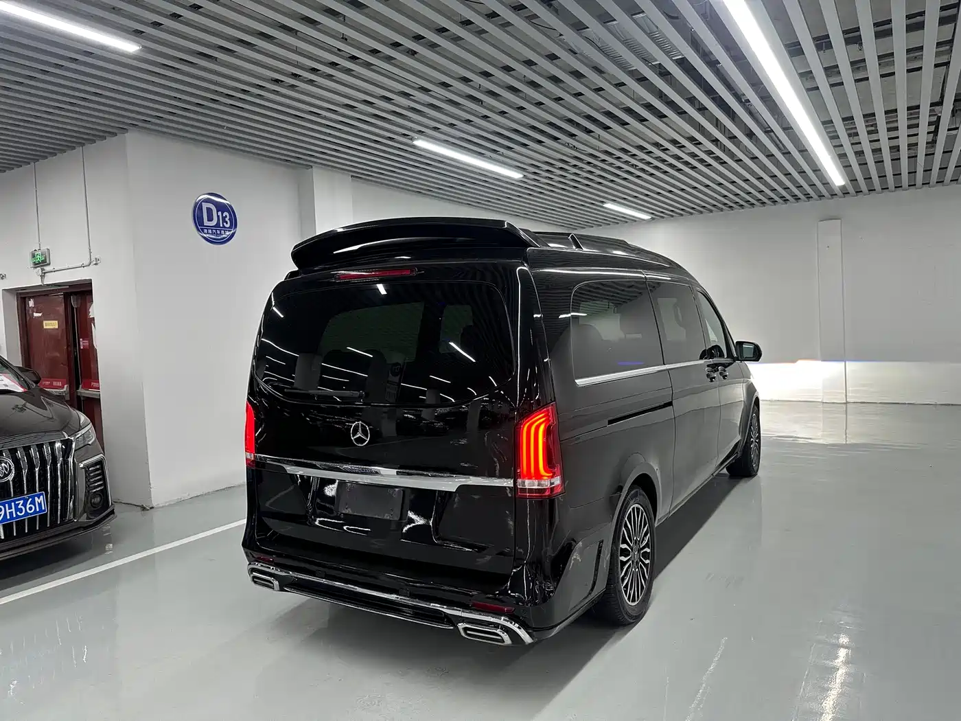 Mercedes-Benz V-Class 2017 Model V 260 L Premium Extended Edition фото 15
