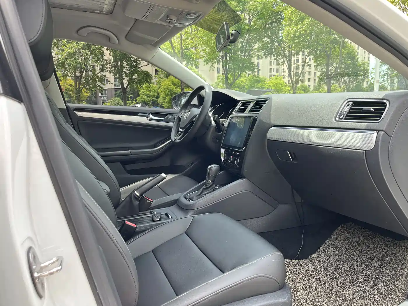 Volkswagen Sagitar 2017 1.6L Automatic Comfort фото 8