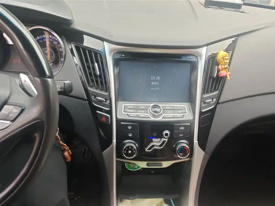 Hyundai Sonata 2011 2.0L Automatic Fashion фото 13