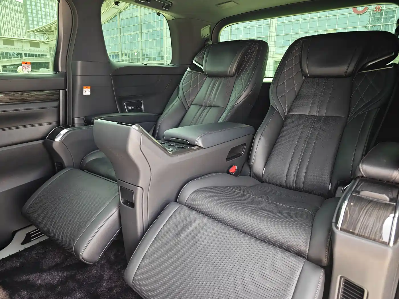 Lexus LM 2020 300h 4-Seat Imperial Edition фото 21
