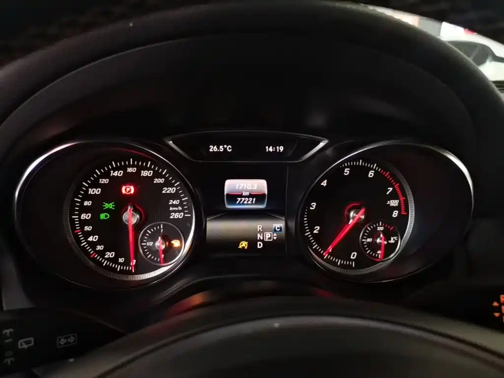Mercedes-Benz GLA 2017 GLA 200 Dynamic фото 12