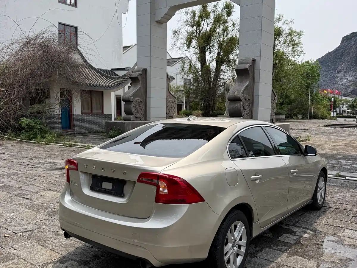 VOLVO S60