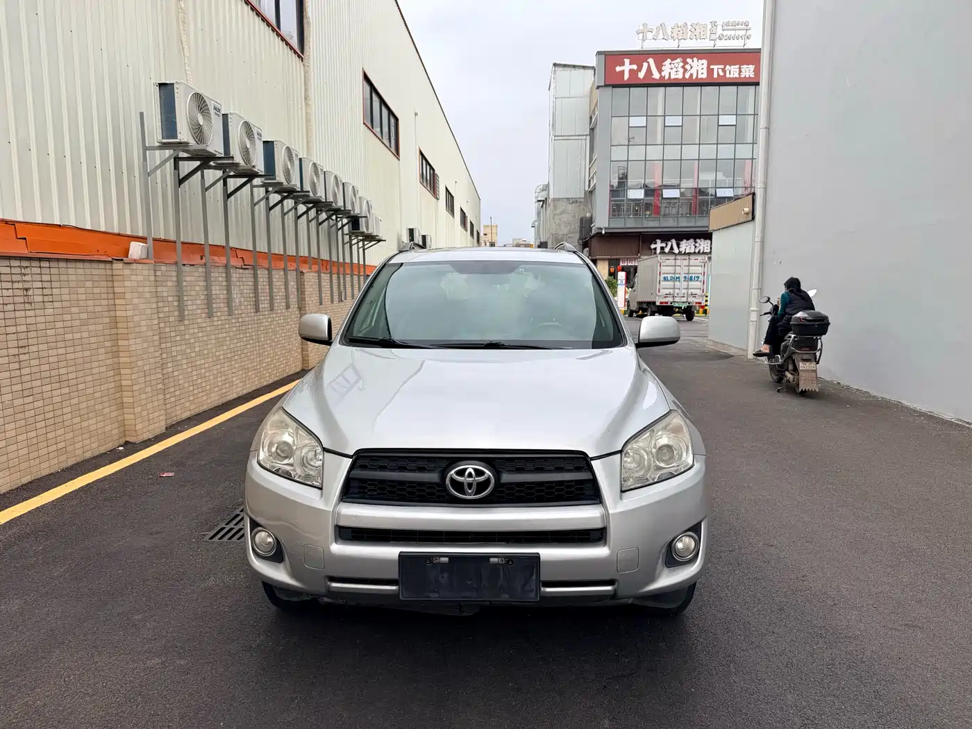 Toyota RAV4 Rongfang 2011 2.0L Automatic Luxury Edition фото 2