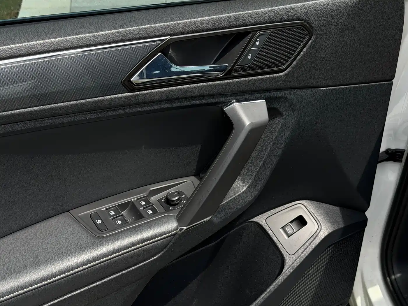 Volkswagen Tiguan L 2019 330TSI Automatic 2WD R-Line Flagship Edition China VI фото 11