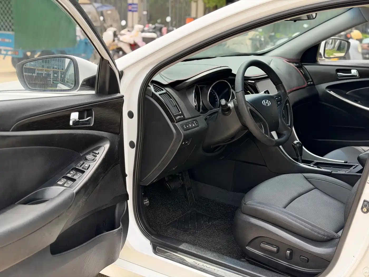 Hyundai Sonata 2011 2.0L Auto Supreme Edition фото 4