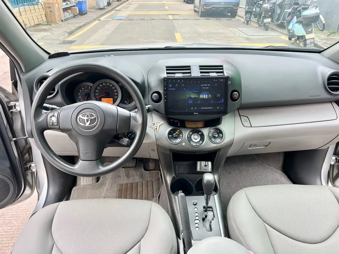 Toyota RAV4 Rongfang 2010 2.0L Automatic Luxury Upgrade Edition фото 12