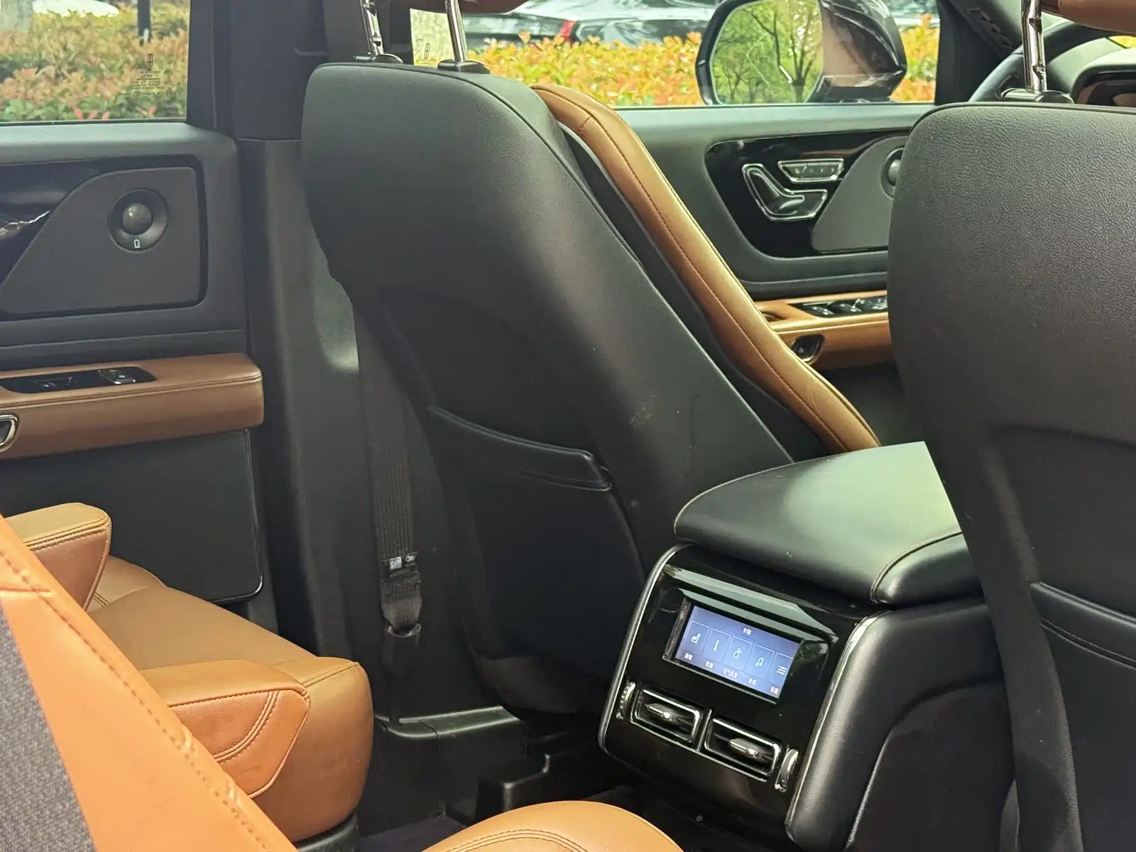 Photo 14 - Lincoln Aviator