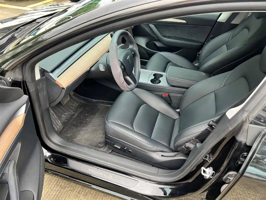 Фото 4 - Tesla Model 3