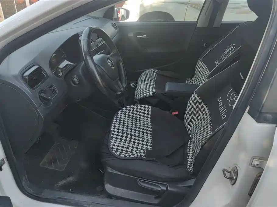 Volkswagen Polo 2016 1.4L Manual Trend фото 9